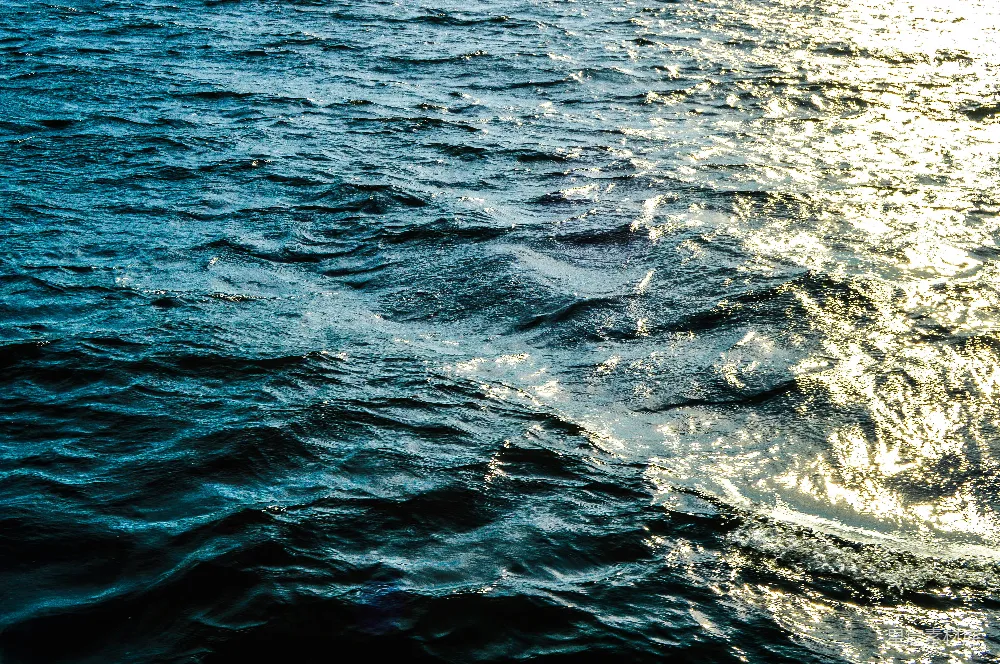 高清摄影 海面 波浪 自然 宁静 海洋 波光粼粼的海面