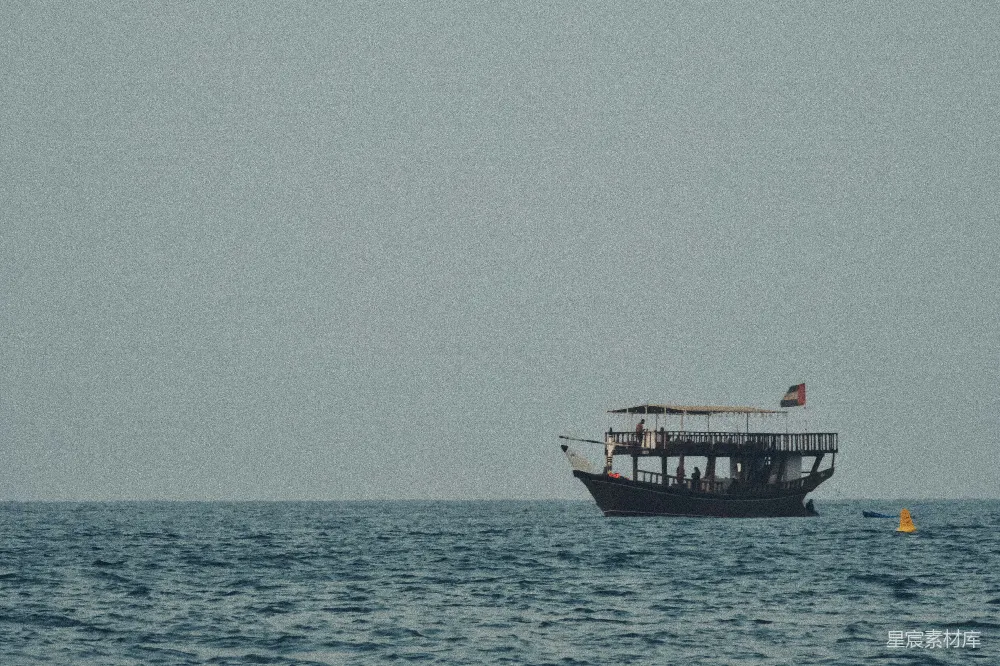 高清摄影 海景 帆船 宁静 旅行 自然 孤舟海上静谧时光