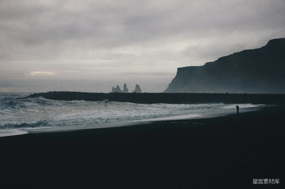 高清摄影 沙滩 海浪 阴天 孤独 风景 孤独的海滩与壮丽的海景