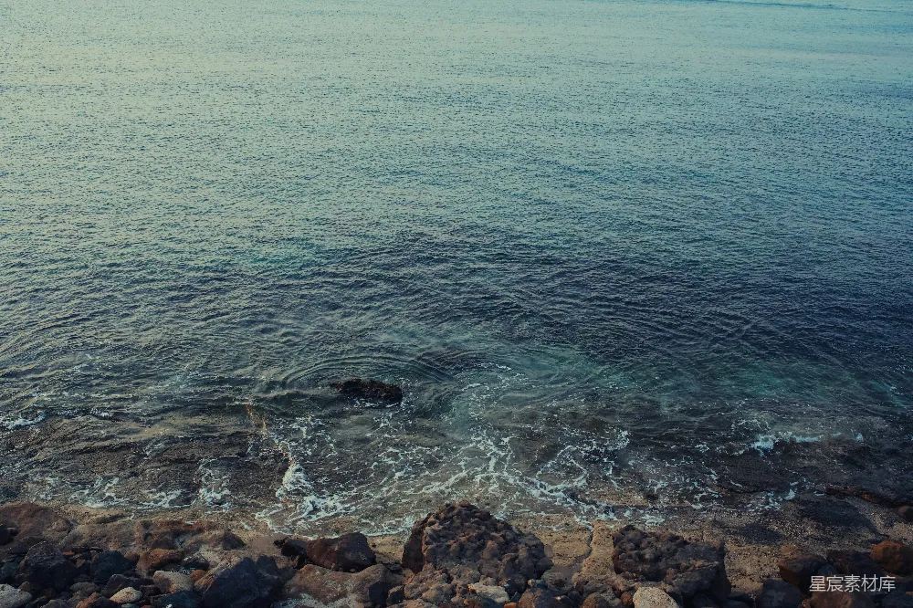 高清摄影 海岸线 自然风光 波浪 岩石 宁静 海岸边的波浪与岩石
