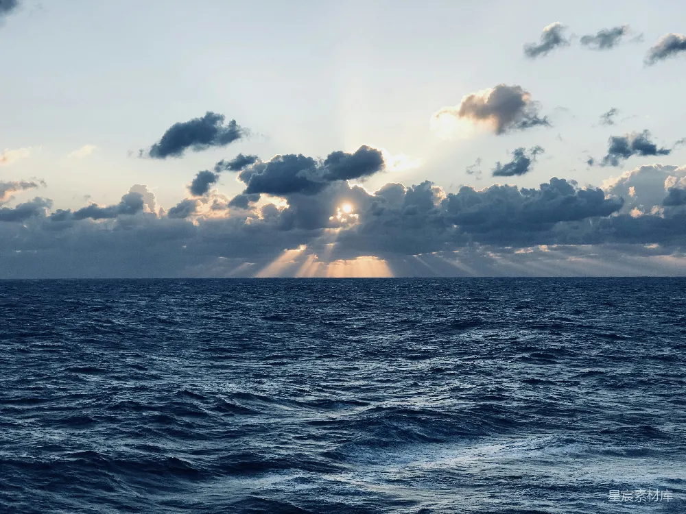高清摄影 海洋 日出 云层 自然风光 宁静 海上的光束