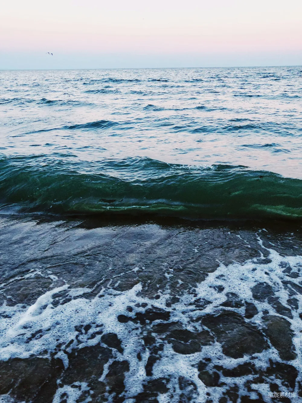 高清摄影 海浪 岩石 自然 宁静 海景 海浪拍打岩石的宁静时刻