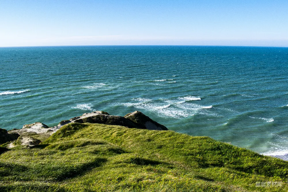 高清摄影 海岸线 自然风光 海洋 绿色植物 风景 海岸上的翠绿与蔚蓝