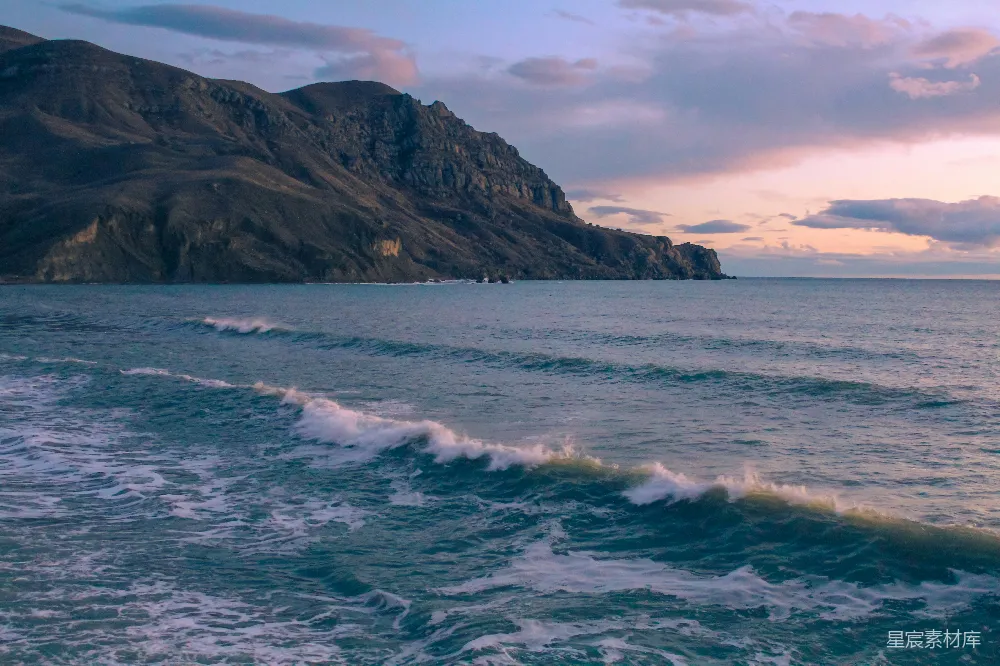 高清摄影 海滩 黄昏 自然 风景 海岸 黄昏海岸的波浪与山峦