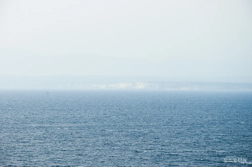 高清摄影 海洋 山脉 宁静 自然风光 风景 海天一色，远处的山峦