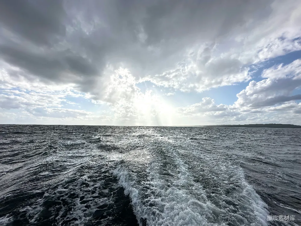 高清摄影 海景 航拍 自然风光 阳光 动态效果 航行中的海浪与阳光
