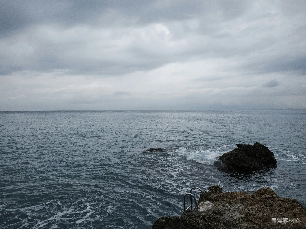 高清摄影 海景 风景 阴天 岩石 自然 风雨中的海景