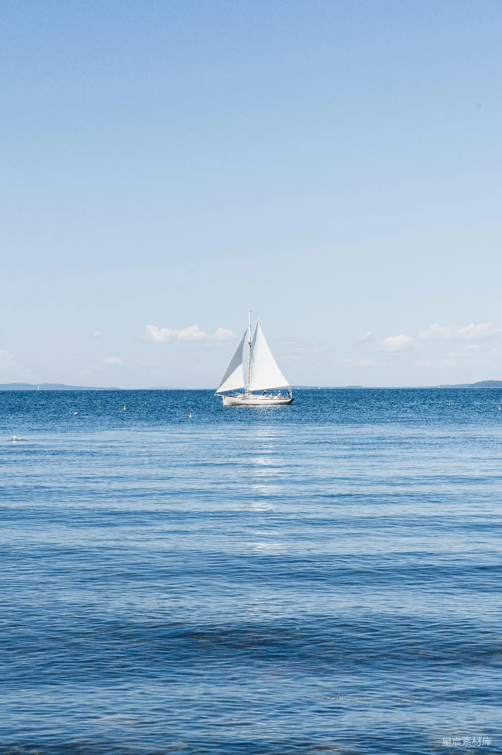 高清摄影 帆船 海景 宁静 自然 旅行 帆船在宁静的海面上航行