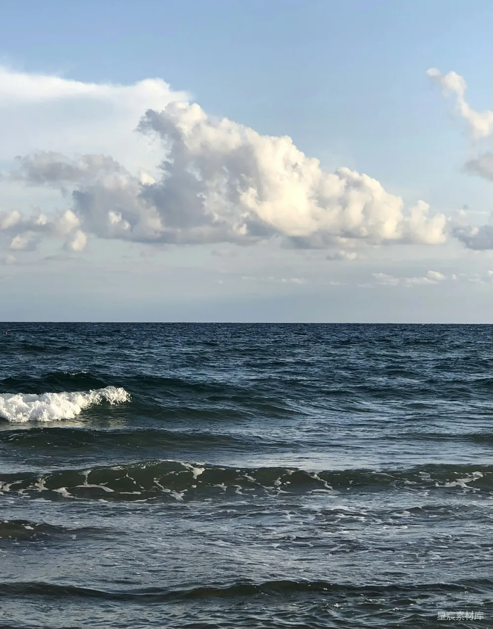 高清摄影 海景 自然 宁静 旅行 海洋 蔚蓝海岸的波浪与天空