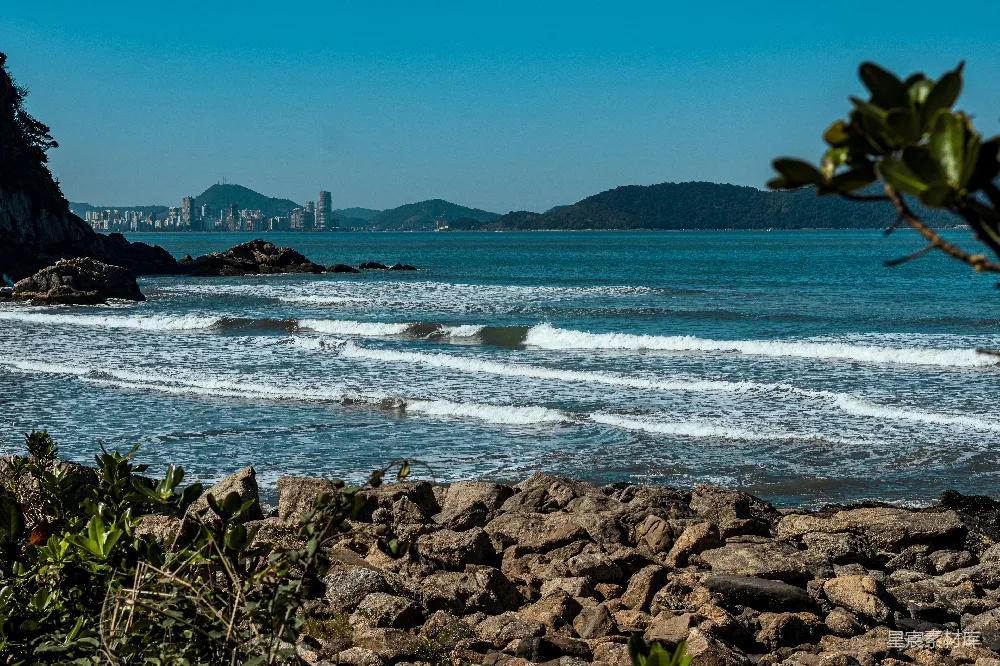 高清摄影 海滩 城市景观 自然风光 休闲旅游 海岸线 海岸线上的城市与山脉