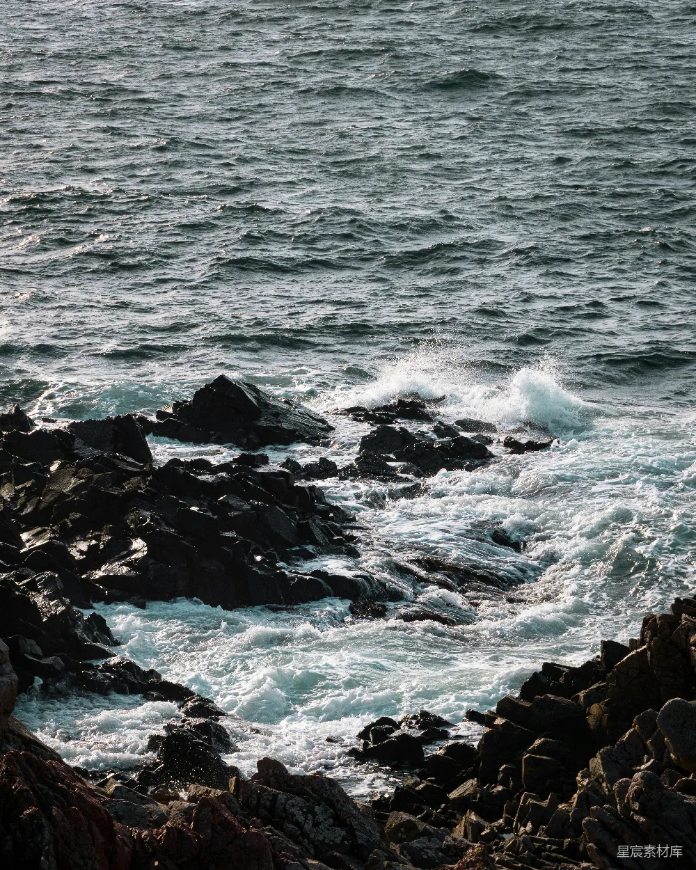 高清摄影 海岸 自然 海洋 岩石 波浪 岩石海岸的波浪