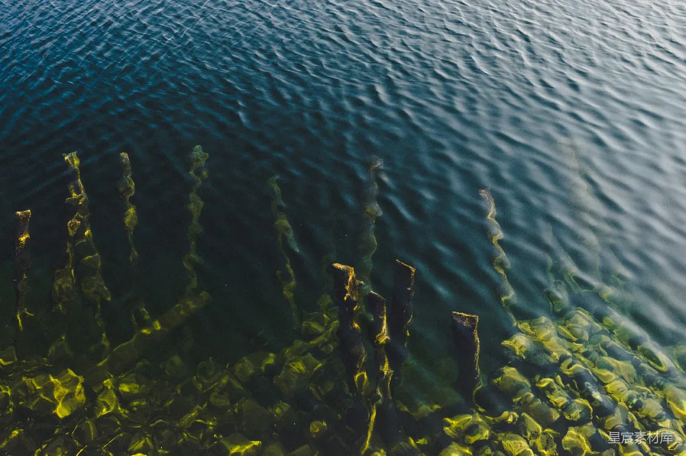 高清摄影 自然 水 石柱 风景 宁静 水中的石柱