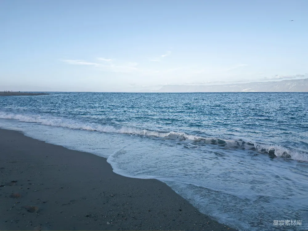 高清摄影 海滩 自然风光 宁静 海岸线 风景 宁静的海滩与远山