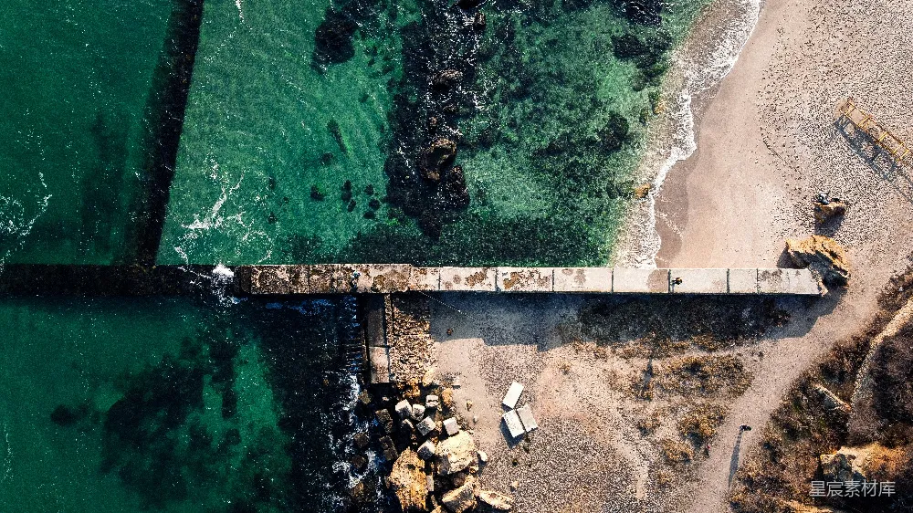 高清摄影 海景 俯视图 码头 海岸线 自然美景 海岸边的码头俯视图