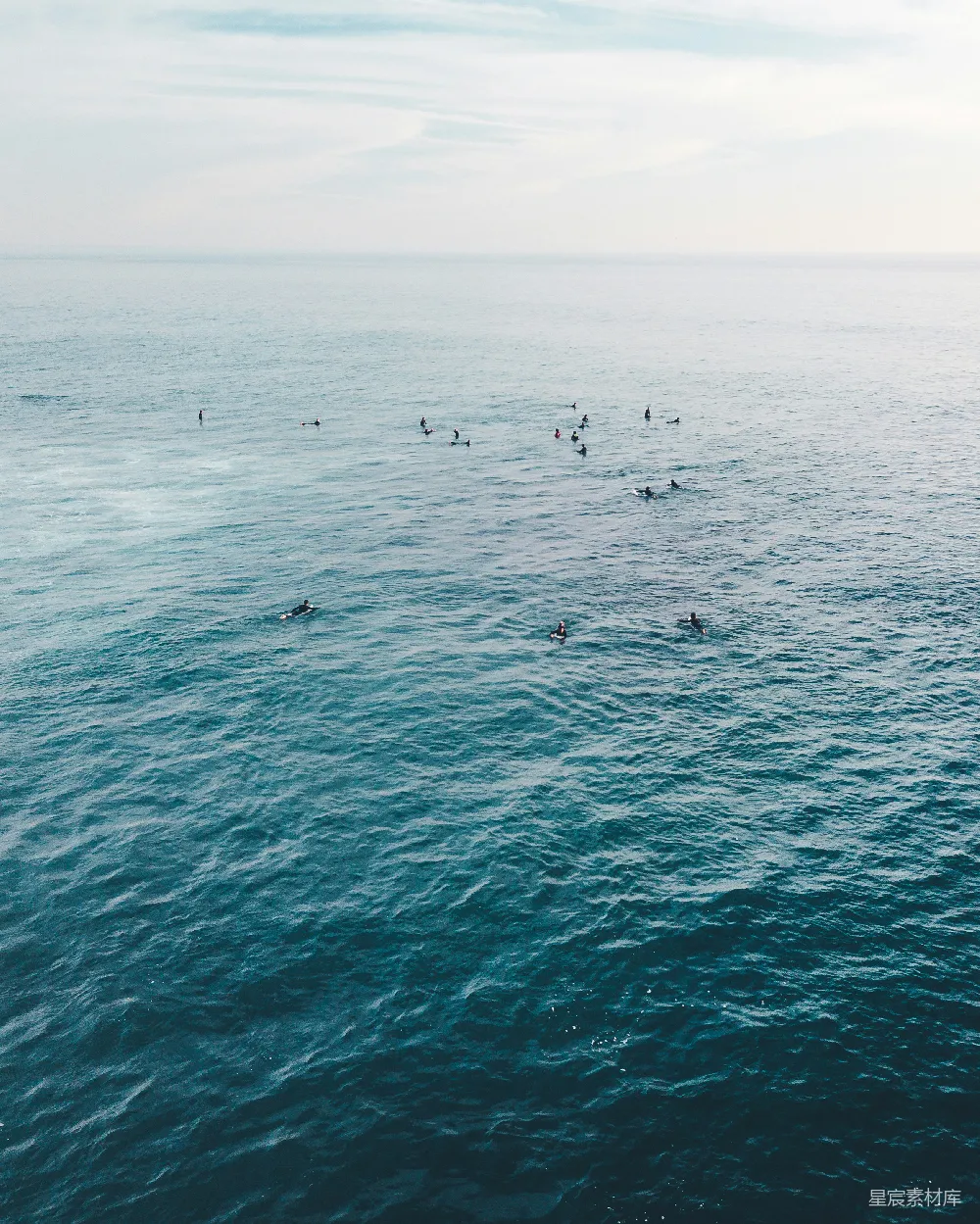 高清摄影 冲浪 海洋 户外 休闲 自然 等待海浪的冲浪者