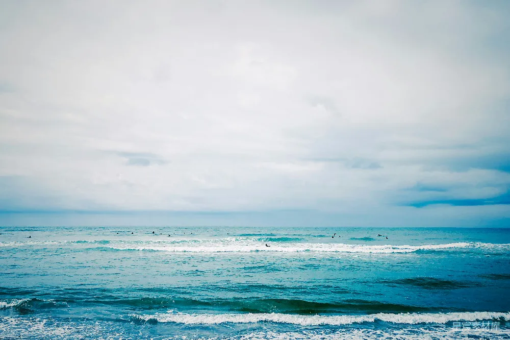 高清摄影 海滩 冲浪 宁静 自然 休闲 海边冲浪的宁静时光