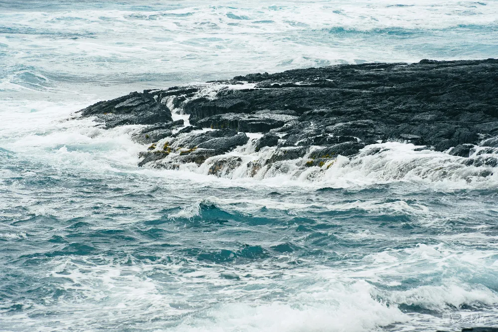 高清摄影 海浪 自然景观 海岸线 风暴 海洋 波涛拍打岩石