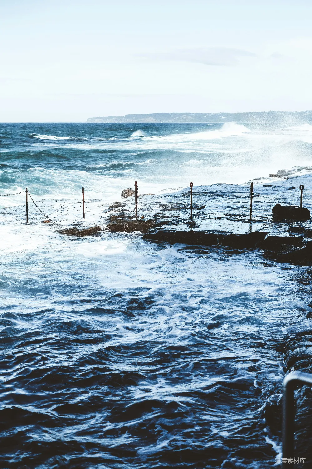 高清摄影 海洋 自然 海岸线 风暴 蓝色 海浪拍打岩石