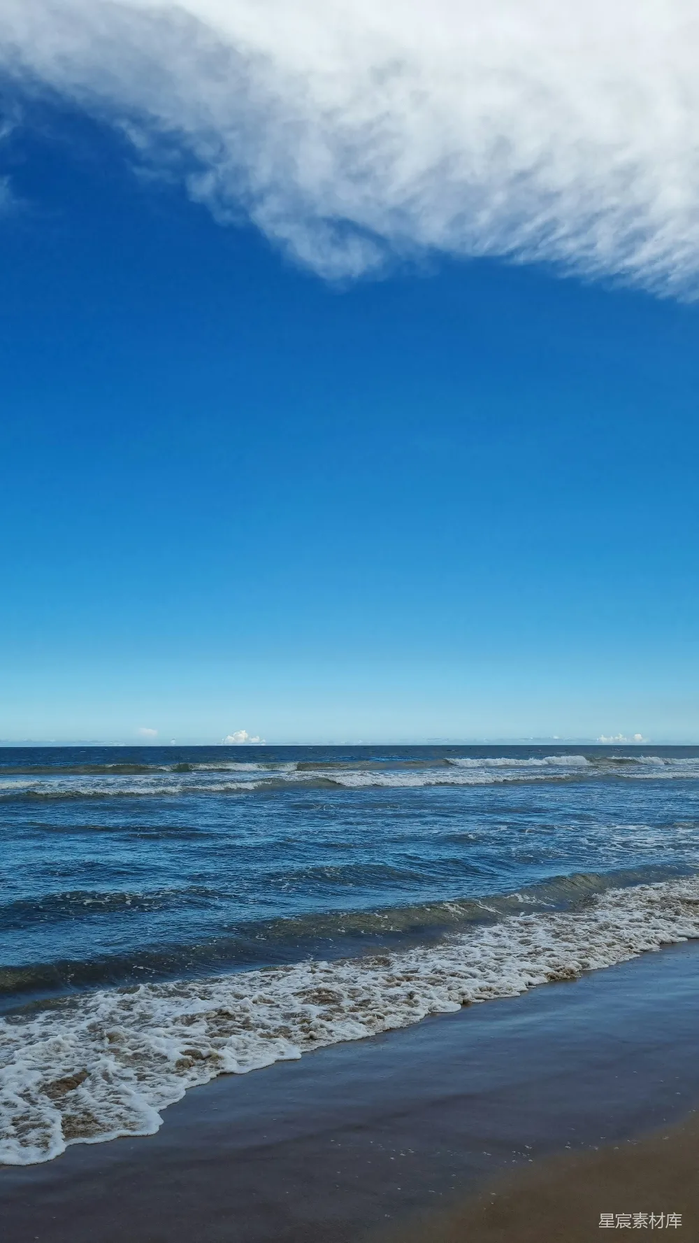 高清摄影 海滩 自然 海浪 沙滩 宁静 海滩上的宁静时刻