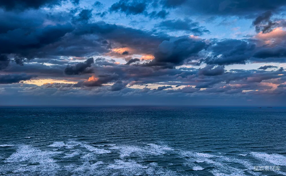 高清摄影 海景 黄昏 云彩 波浪 自然 黄昏海景：云彩与波浪的交响