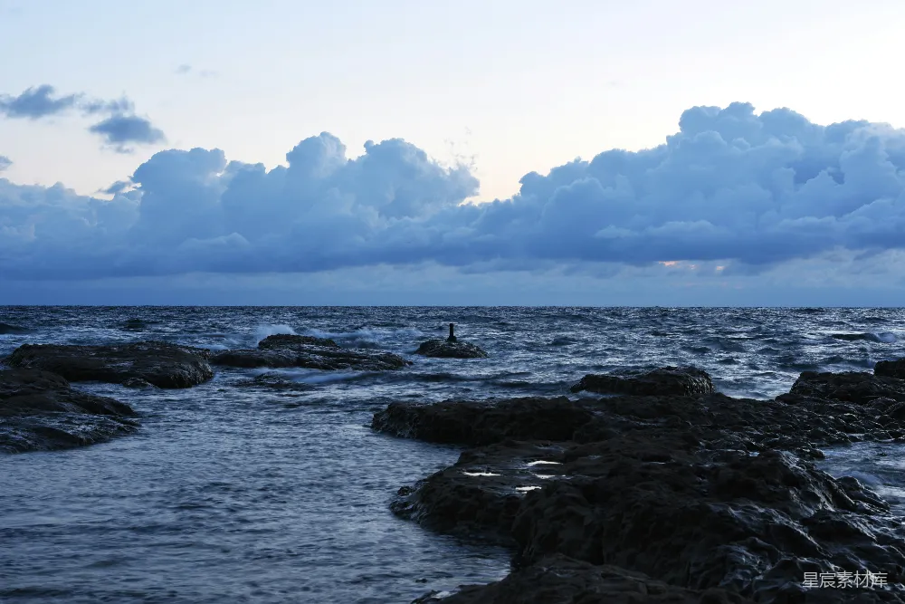 高清摄影 海滩 海浪 岩石 清晨 自然 海浪拍打岩石的清晨