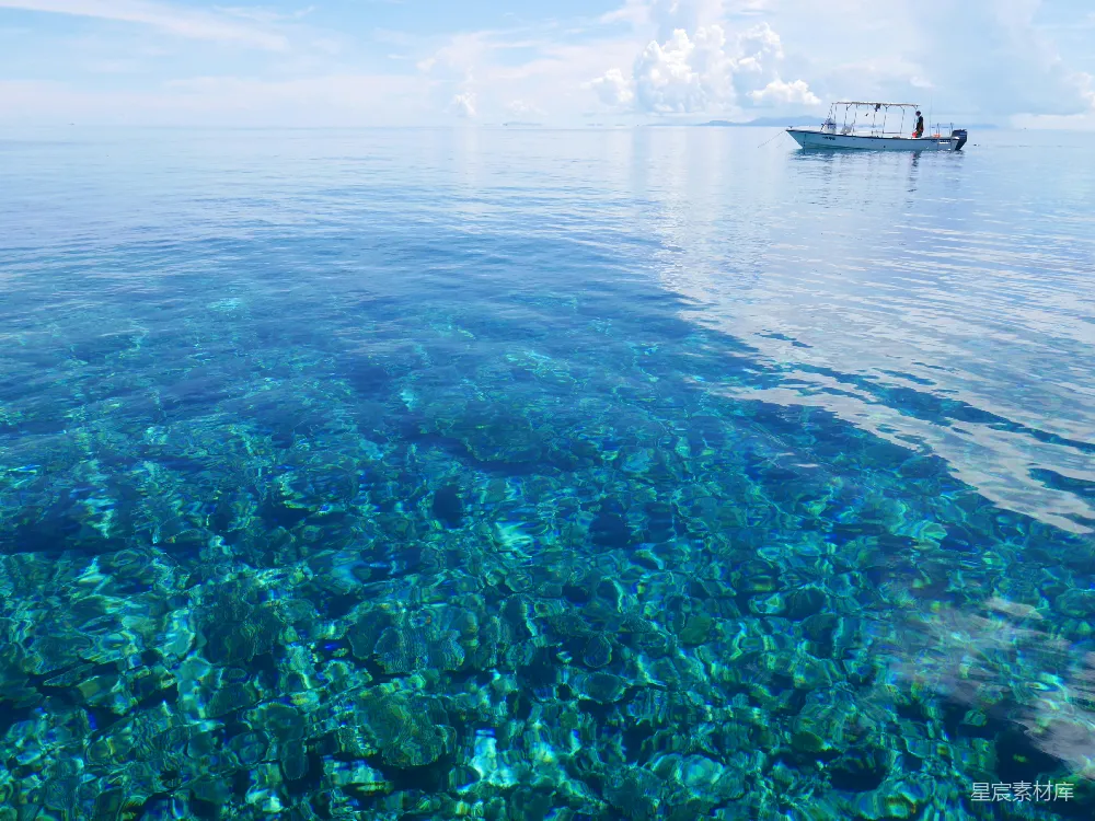 高清摄影 海景 清澈 渔船 休闲 自然 清澈的海景与悠闲的渔船