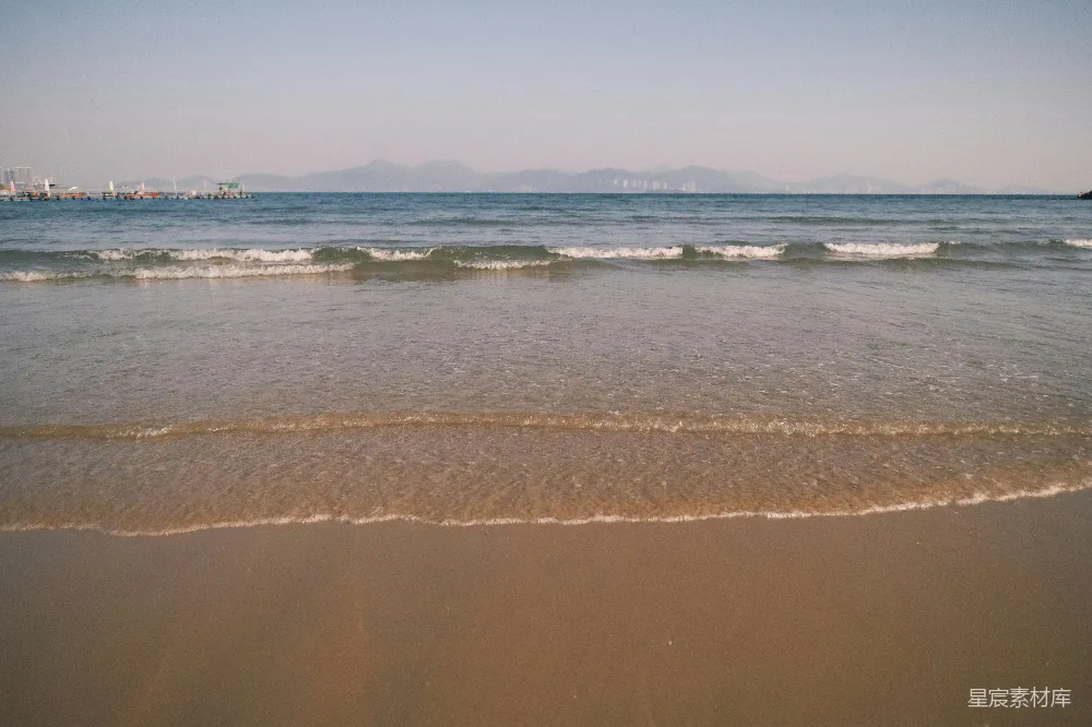 高清摄影 海滩 自然 平静 山脉 风景 平静的海滩与远处的山脉