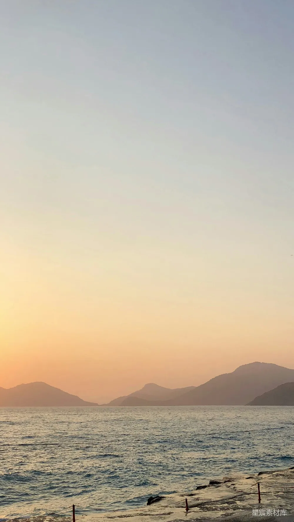 高清摄影 海景 夕阳 自然风光 宁静 风景 夕阳下的海与山