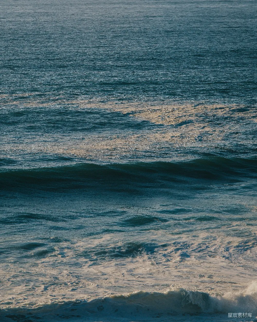 高清摄影 海浪 平静 自然 日落 宁静 海浪的静谧时刻