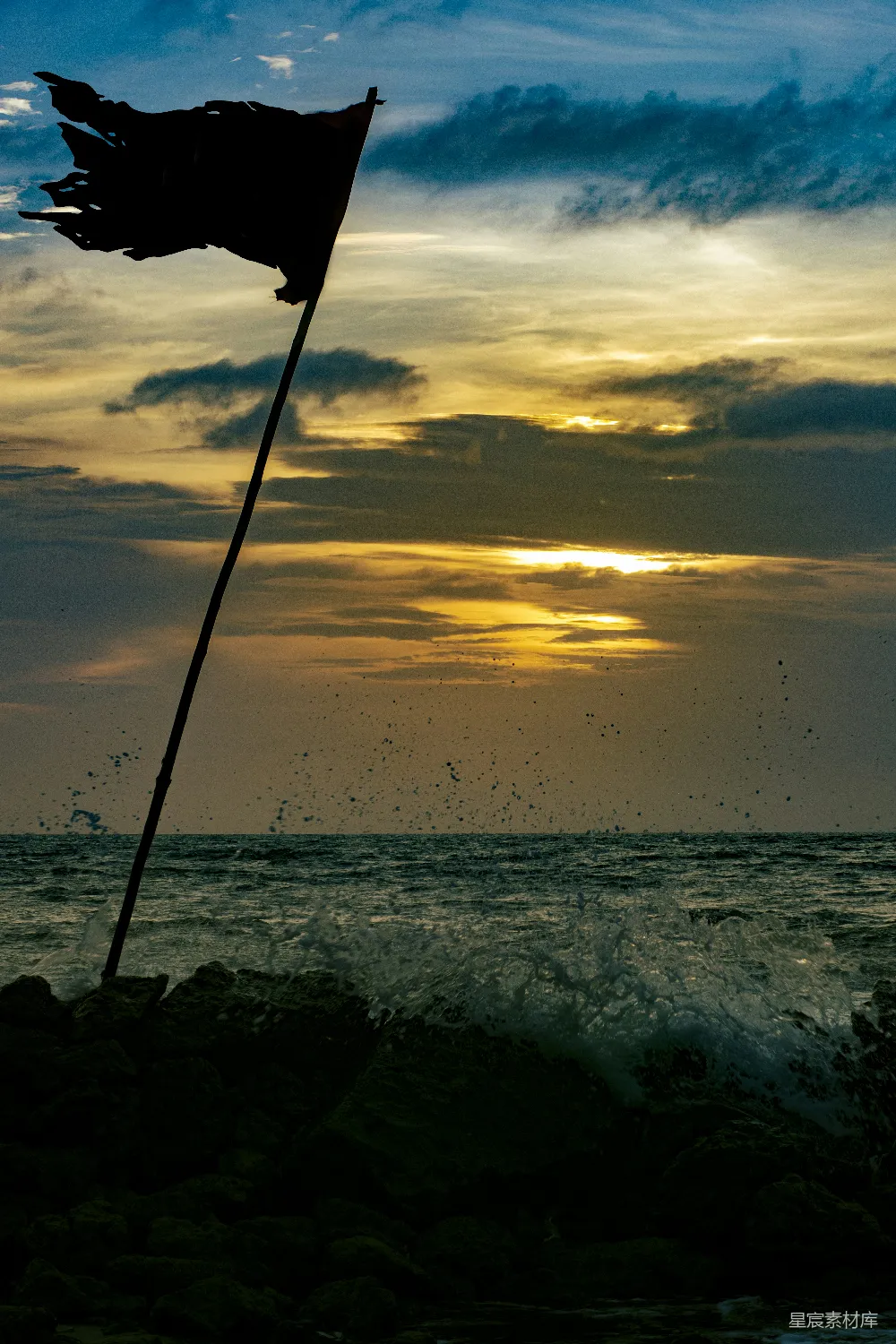 高清摄影 海景 夕阳 破旗 自然风光 宁静 夕阳海浪与破旗的剪影