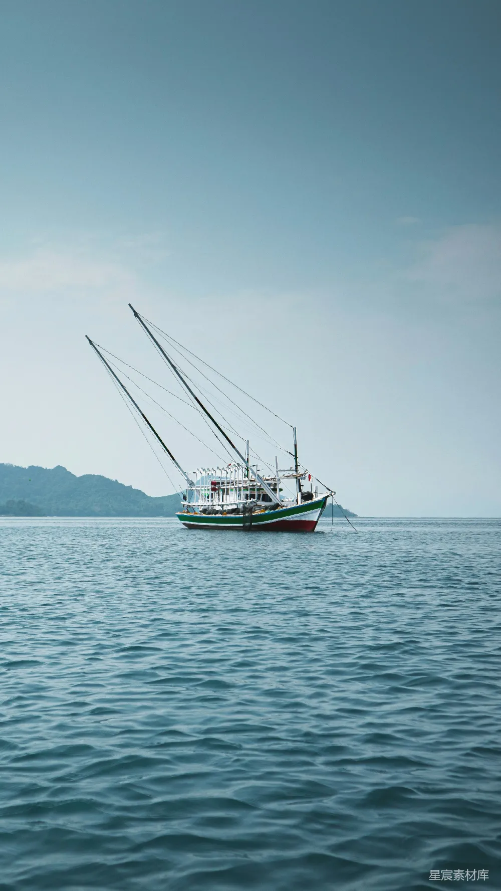 高清摄影 渔船 海景 宁静 自然风光 休闲时光 静谧的海上渔船