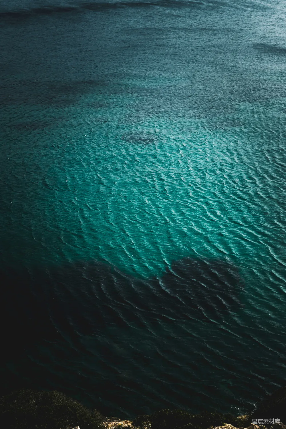 高清摄影 海洋 波浪 自然景观 深蓝色 宁静 海浪与深邃的蓝色
