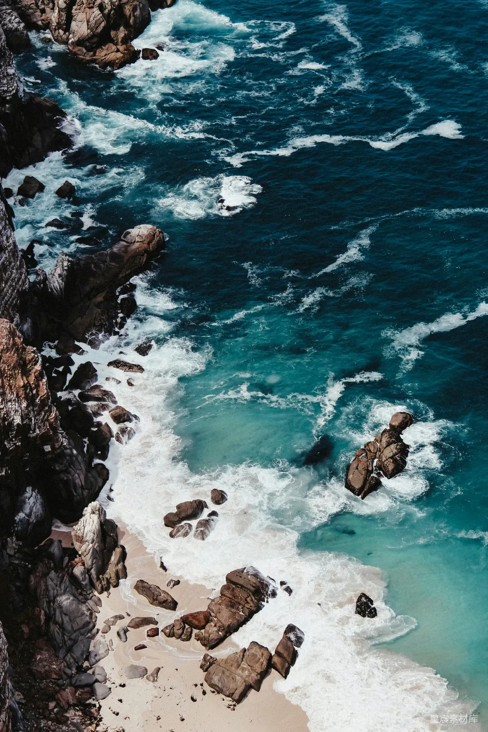 高清摄影 海岸线 自然风光 海洋 岩石 波浪 海岸与波浪的壮丽景色