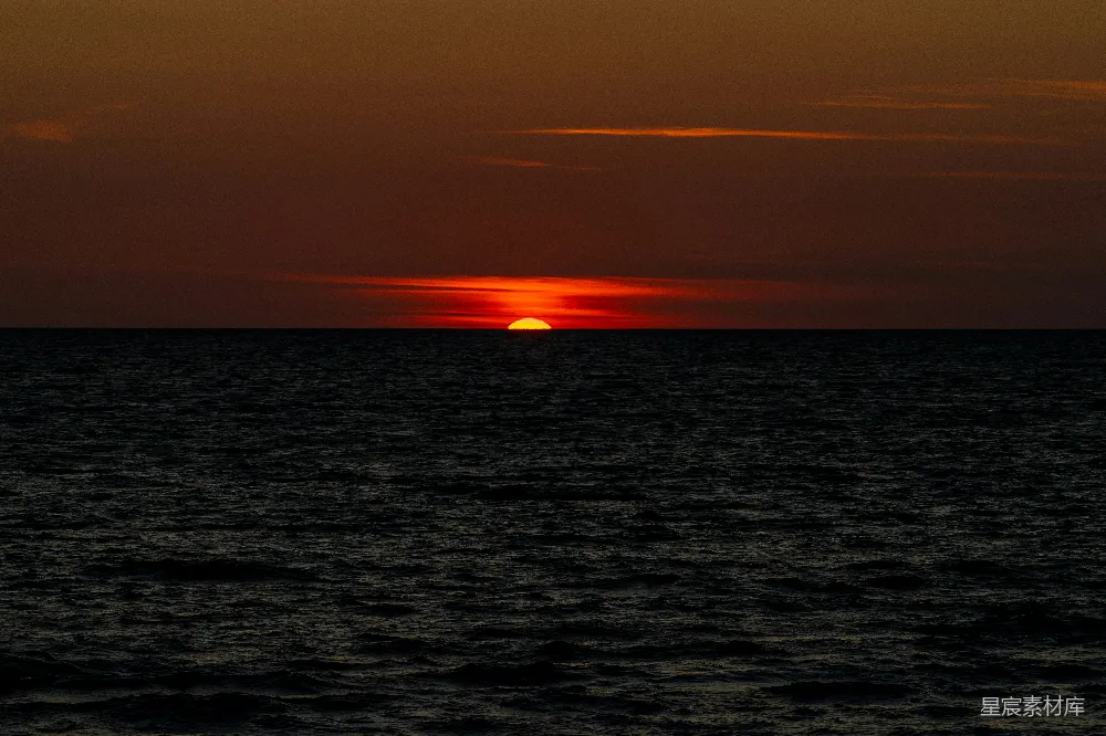 高清摄影 海景 日落 宁静 自然 傍晚 夕阳下的海景