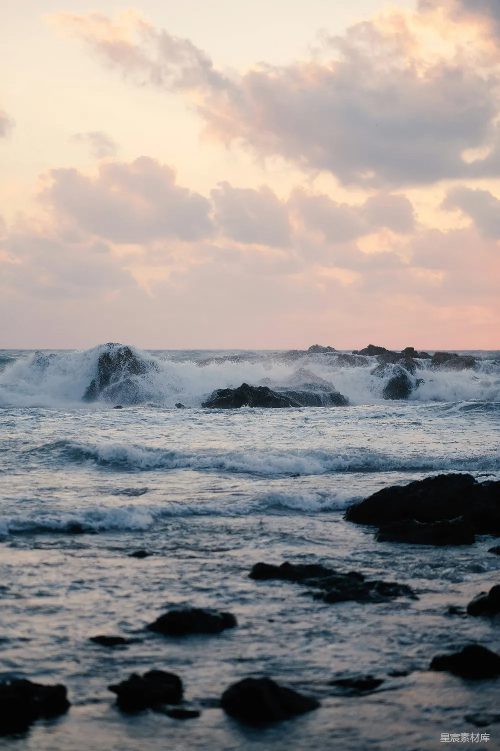 高清摄影 海洋 日落 自然景观 岩石 波浪 日落时分的海浪与岩石