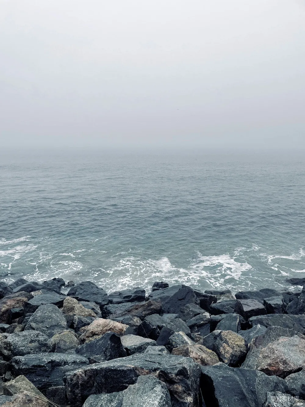 高清摄影 海景 岩石 雾气 平静 自然 雾蒙蒙的海景