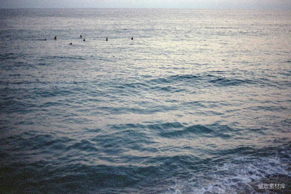 高清摄影 海景 宁静 傍晚 自然 休闲 宁静的海面：傍晚时分的游泳者