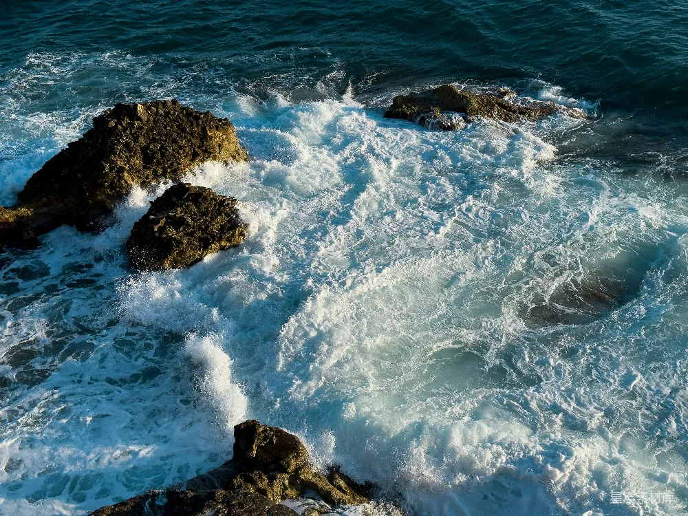 高清摄影 海岸线 海洋 自然景观 动态场景 自然美 海浪拍打岩石