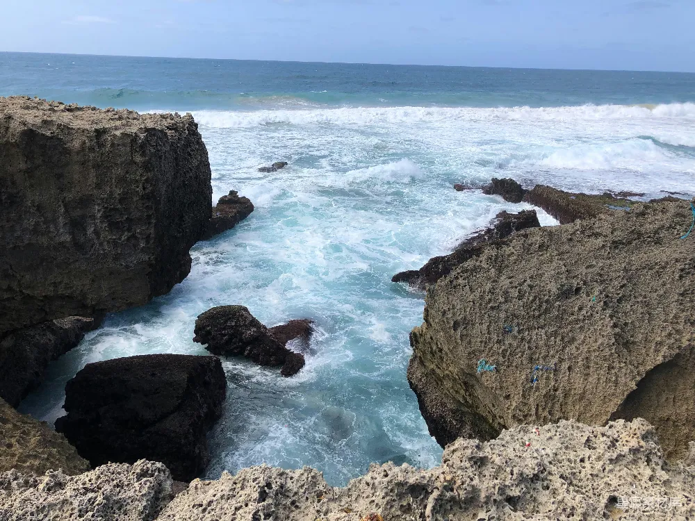 高清摄影 海浪 岩石 自然景观 海岸线 动态 海浪拍打岩石的壮观景象
