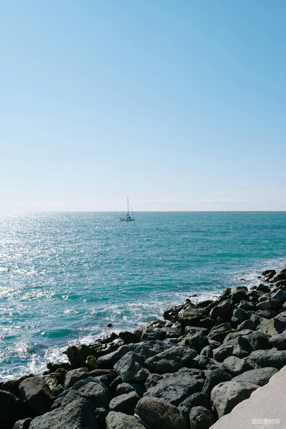 高清摄影 海景 自然风光 帆船 岩石 宁静 海边礁石与远处的帆船