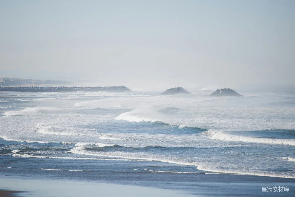 高清摄影 海岸线 晨雾 自然风光 海洋 宁静 晨雾中的海岸线