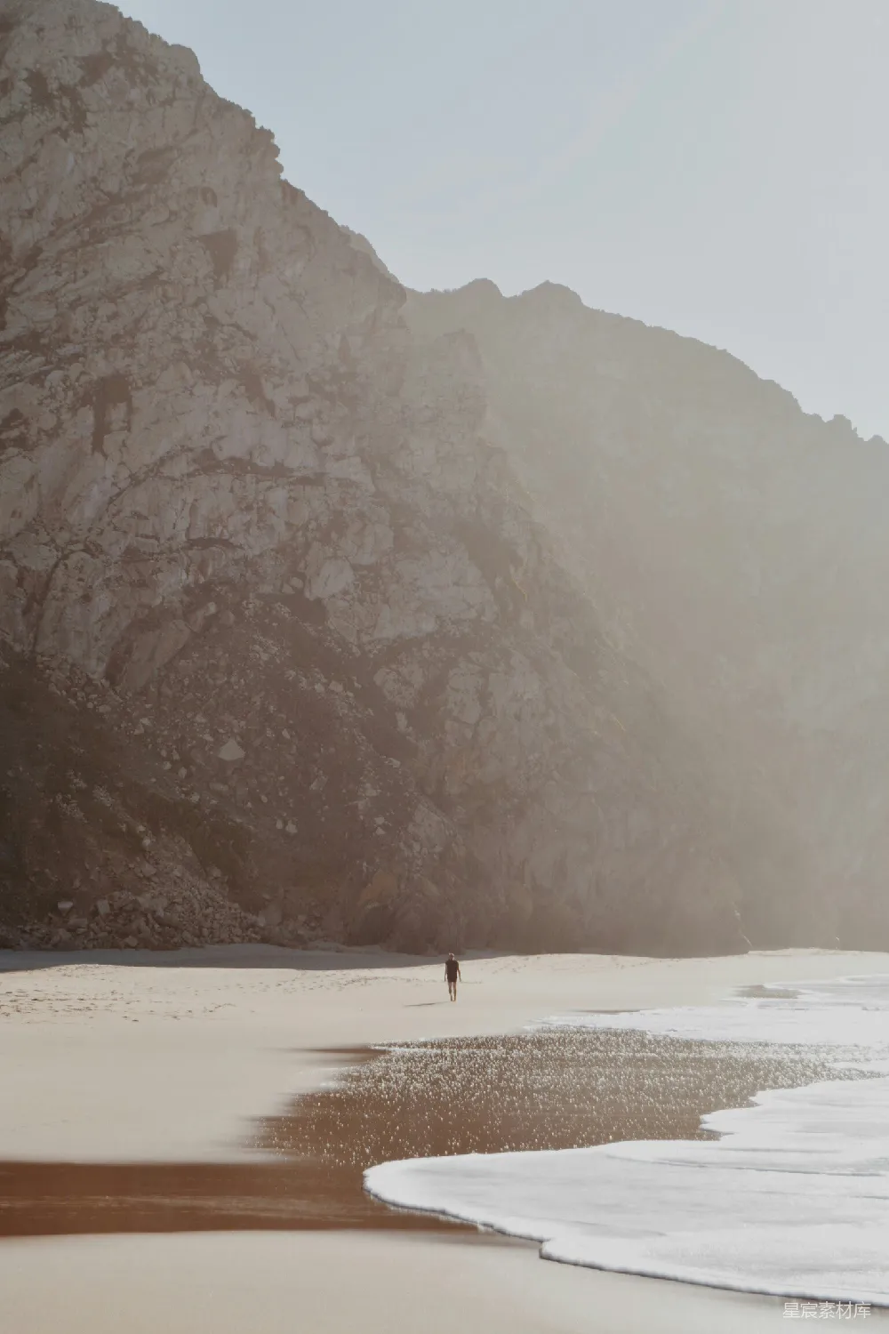 高清摄影 海滩 孤独 自然 宁静 风景 独行者在海边的平静时刻
