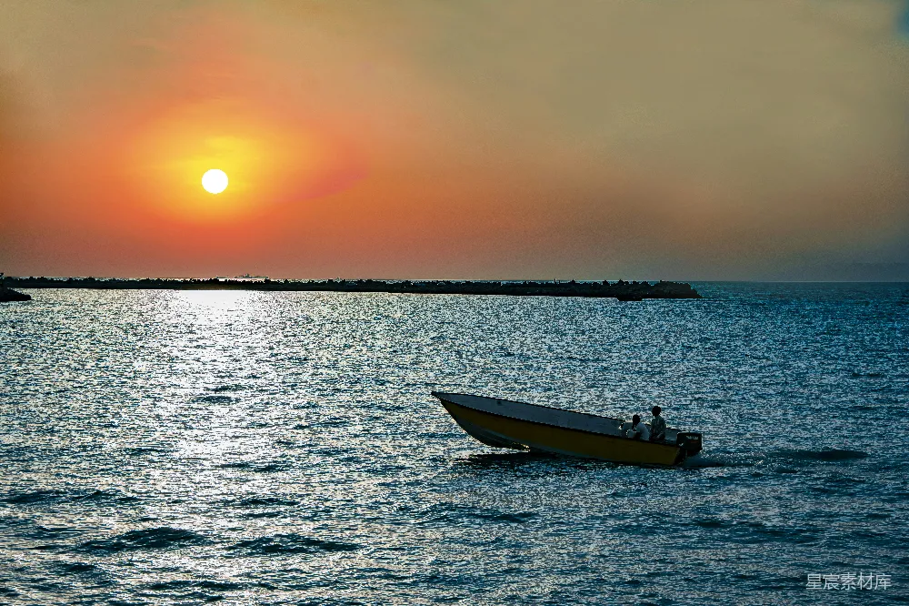 高清摄影 夕阳 海上 小舟 宁静 自然 夕阳下的海上小舟