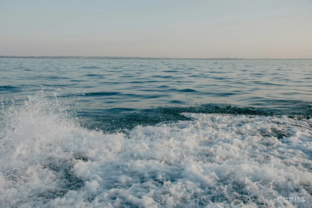 高清摄影 海洋 旅行 自然 宁静 风景 船尾的浪花与宁静的海景
