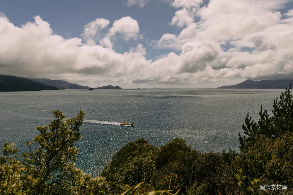 高清摄影 海洋 风景 自然 宁静 旅行 海上的小船与远处的岛屿