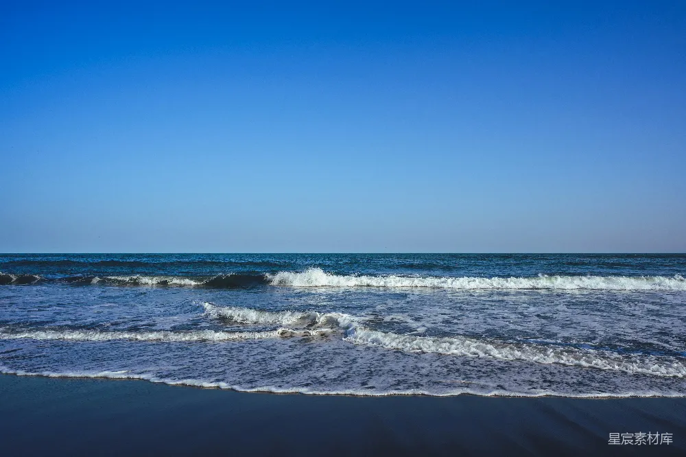 高清摄影 海滩 海浪 宁静 自然 风景 海浪与蓝天