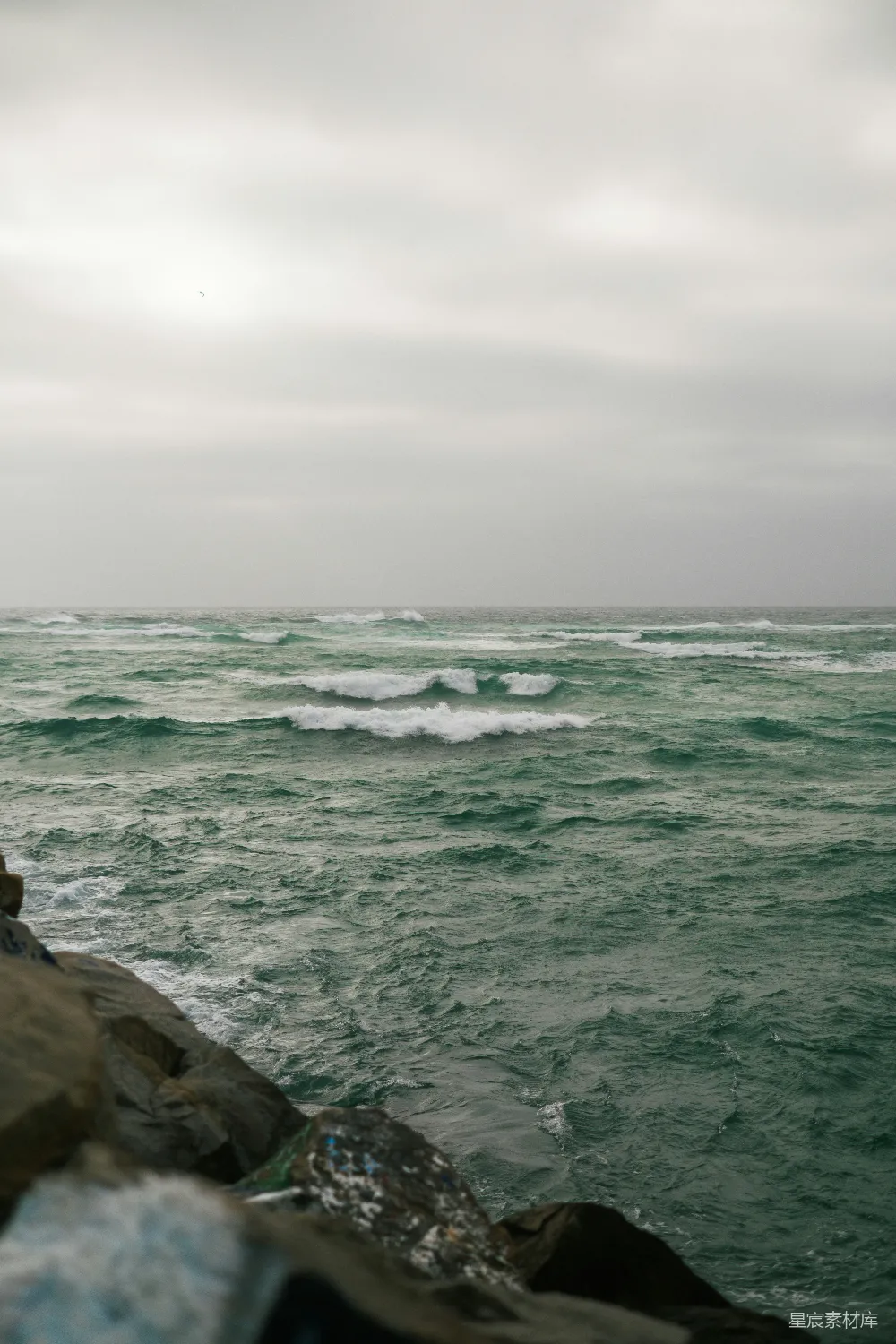 高清摄影 海景 阴天 波浪 岩石 自然 阴天下的海景