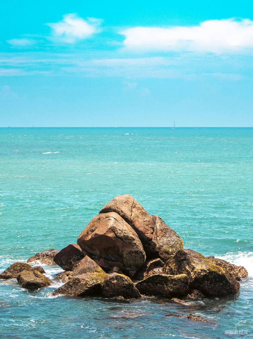 高清摄影 海洋 自然风光 宁静 海岸线 夏日 海边礁石与蔚蓝天空