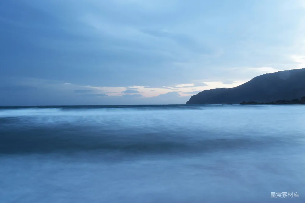 高清摄影 海岸线 清晨 自然风光 宁静 长曝光 晨曦中的宁静海岸
