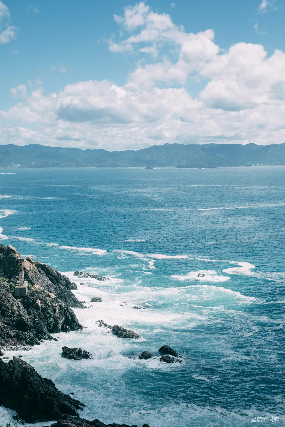高清摄影 海岸线 自然风光 风力发电 蓝色调 旅行目的地 海岸与风车